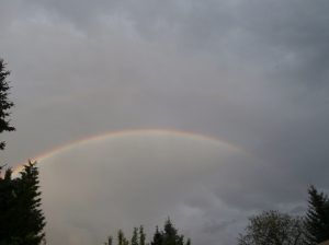 Regenwolken und Regenbogen